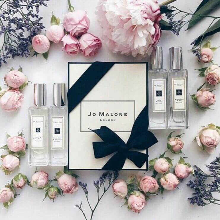 Boîte de luxe, parfums et roses