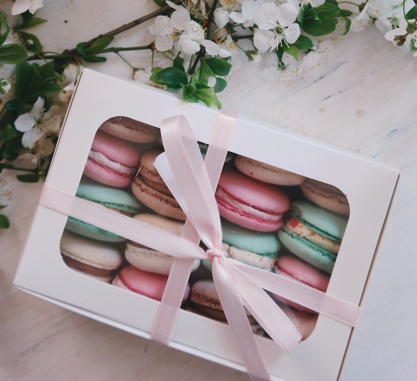 Boîte en papier cartonné avec fenêtre pour macarons
