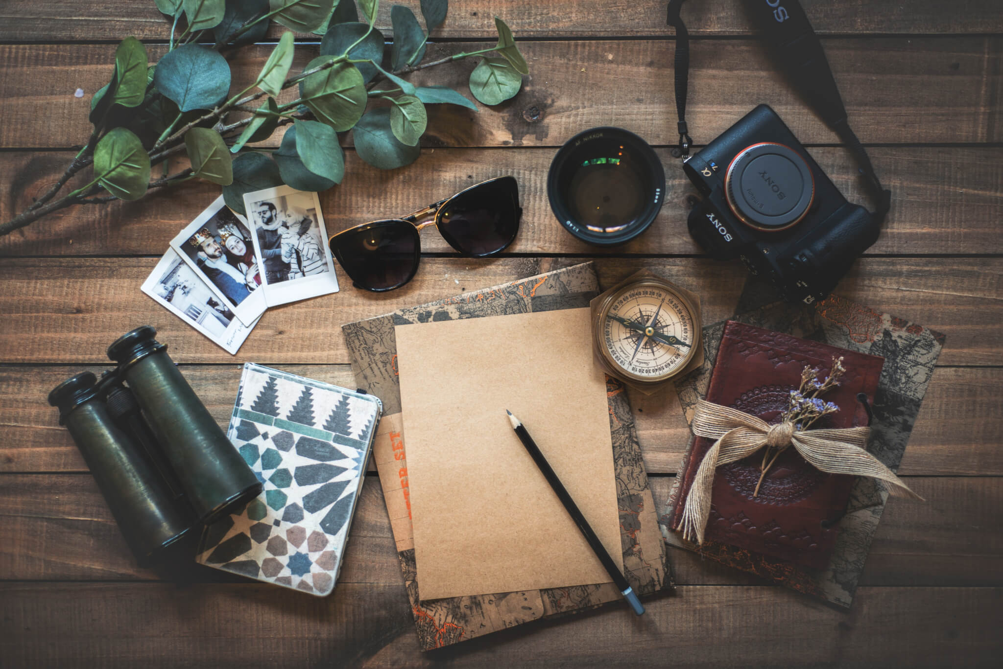 layout stile vintage con foglio kraft vuoto, foto, occhiali sa sole, binocolo macchina fotografica, bussola e altro
