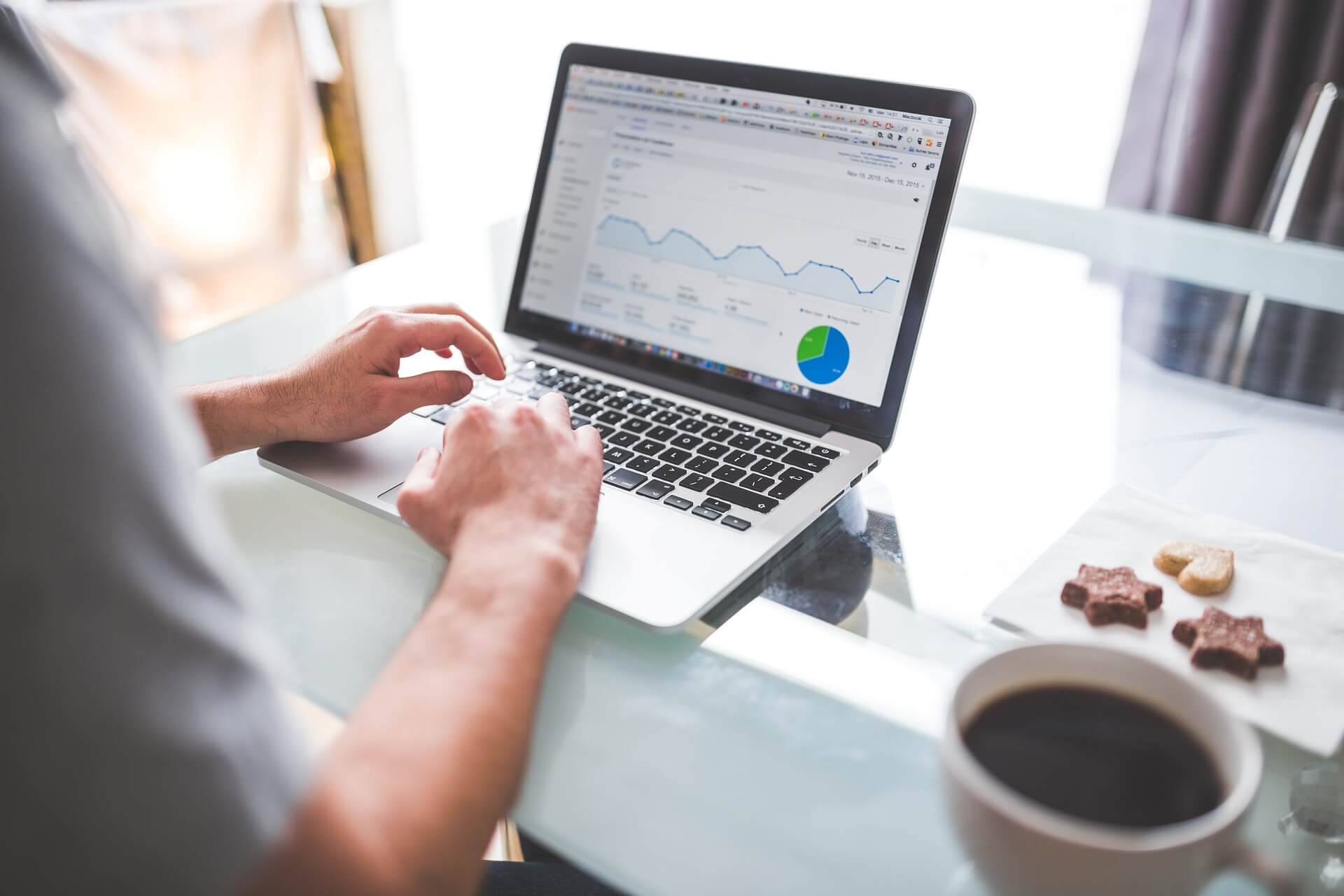 Person, die die Daten analysiert