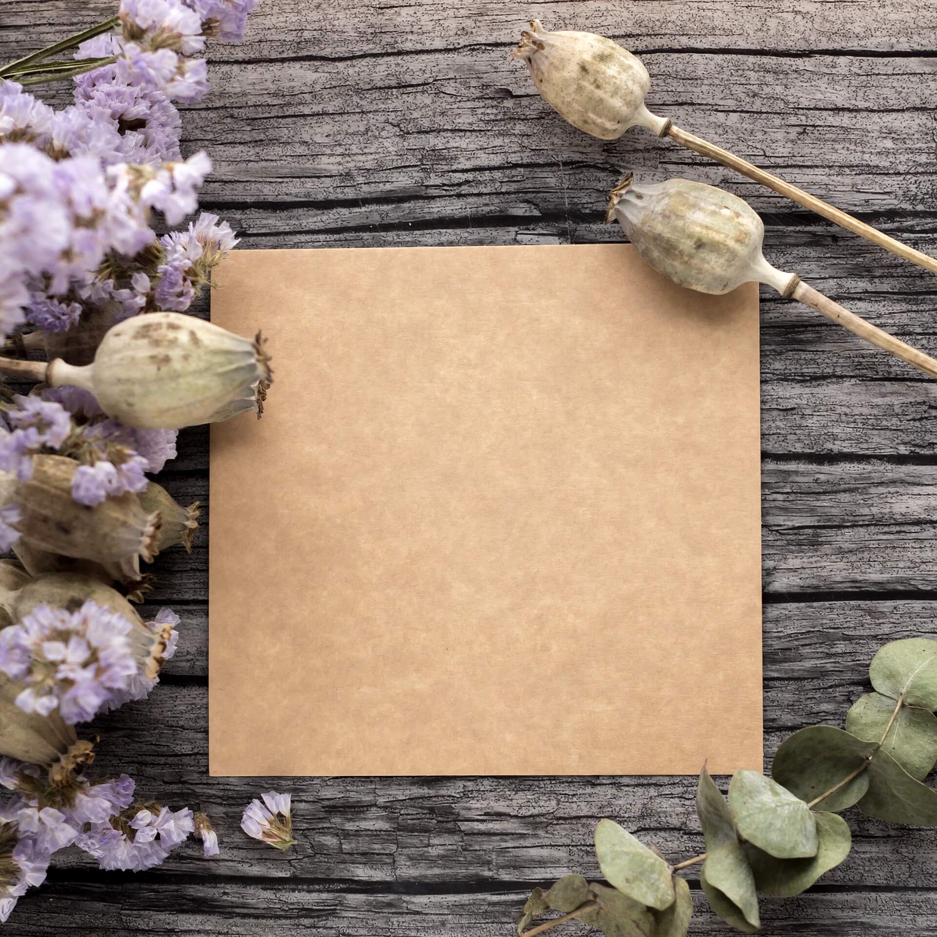 papel kraft con flores a su alrededor