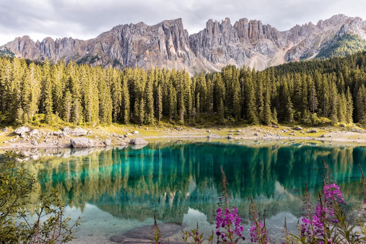 Lac reflétant des montagnes au loin