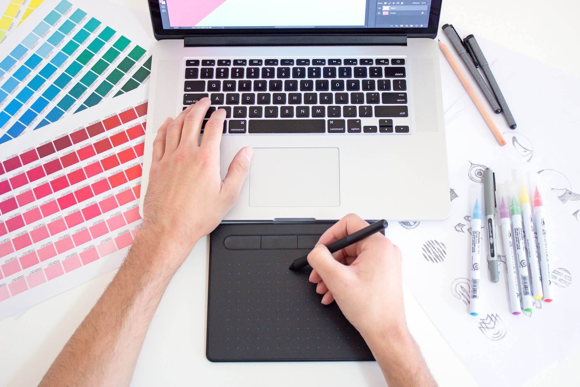 Packaging design devant son ordinateur