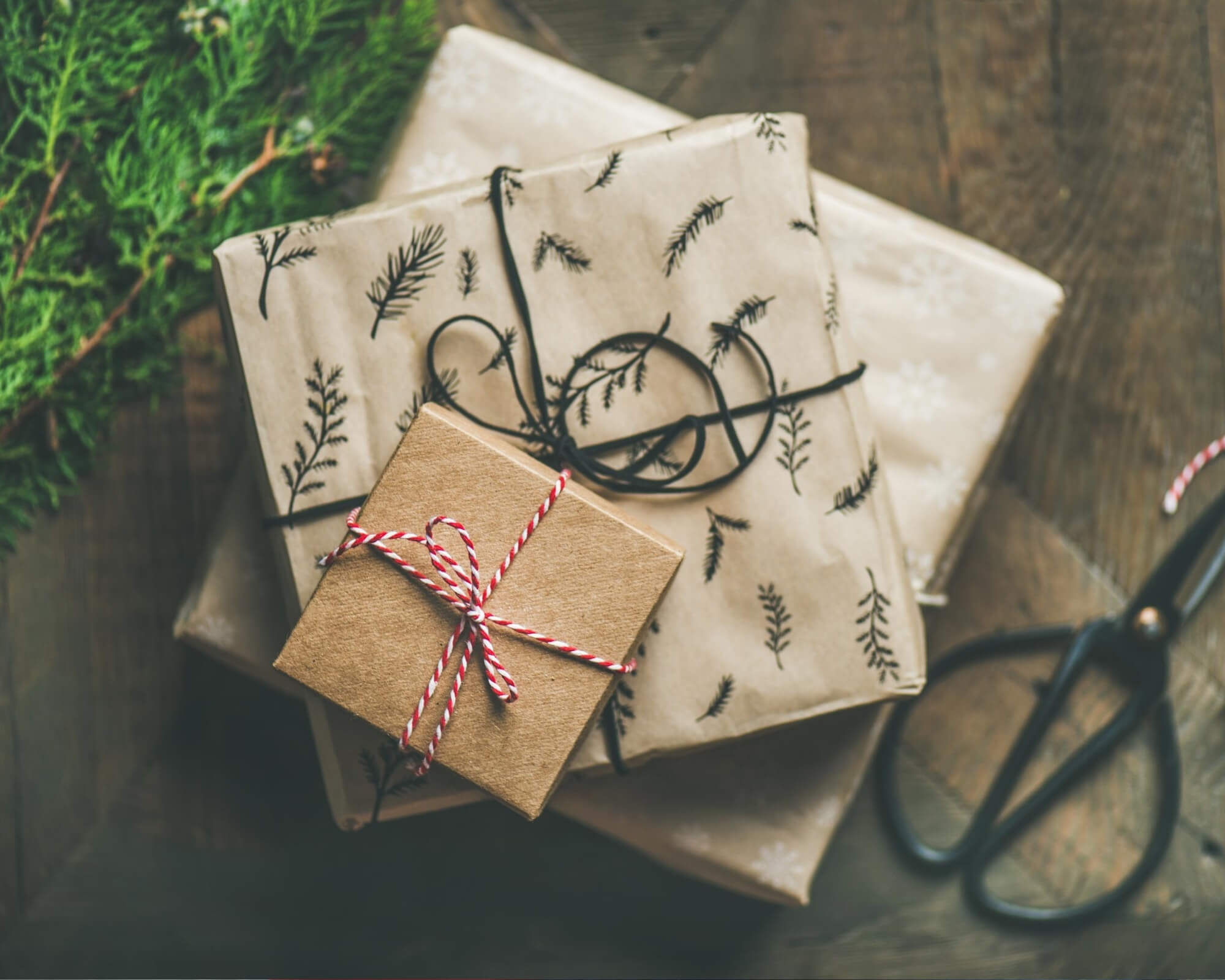 regalos promocionales envueltos en papel kraft