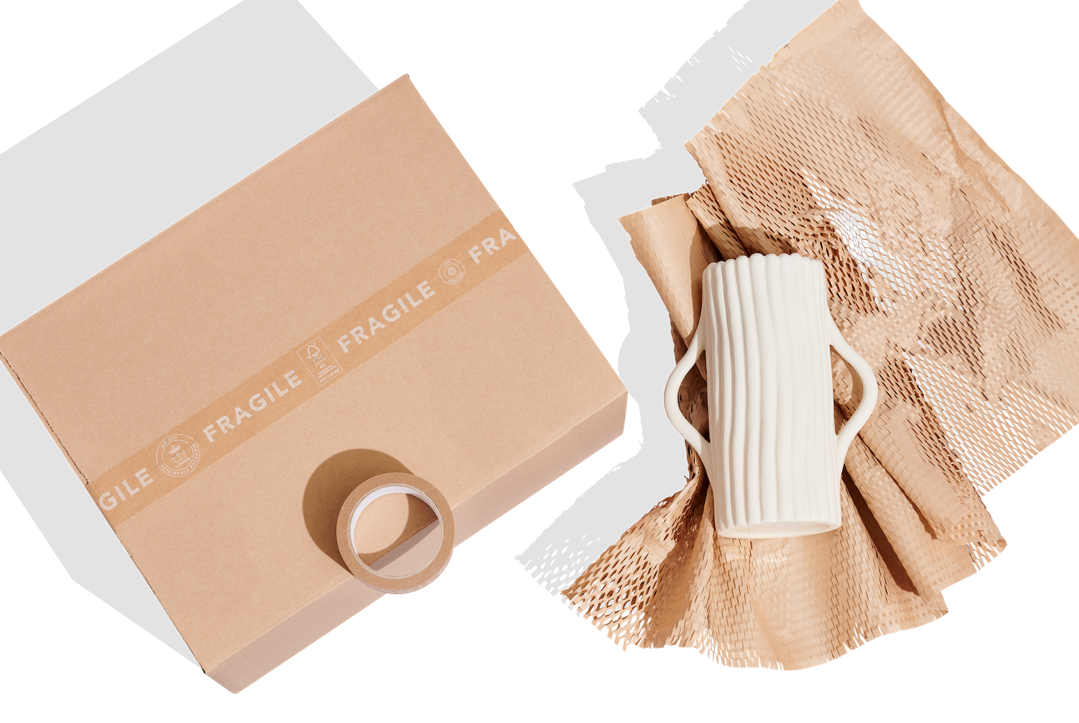 packaging sostenible compuesto por caja ecológica y papel nido de abeja