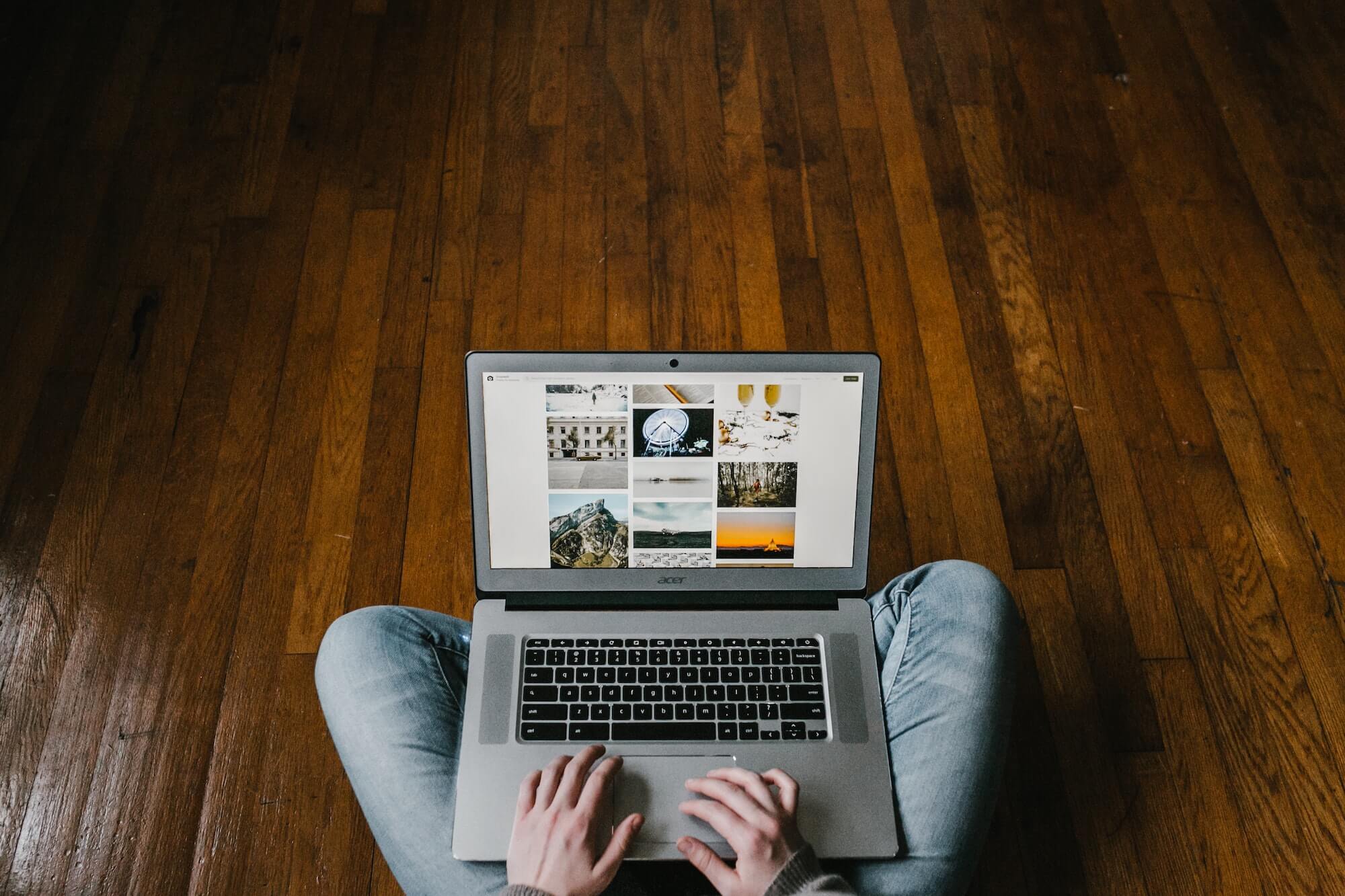 Personne naviguant sur internet avec son ordinateur