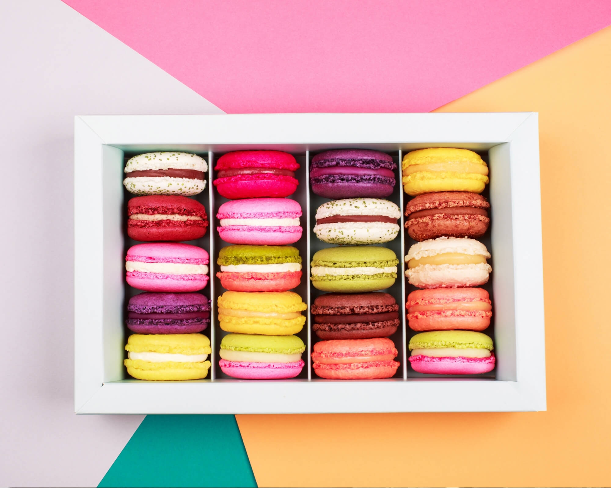 macarons en una caja con compartimentos
