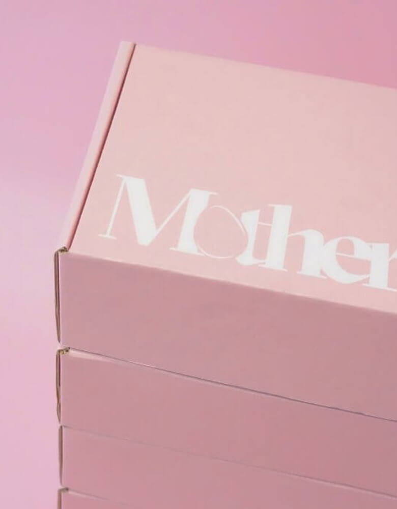 caja para envíos de color rosa y blanco