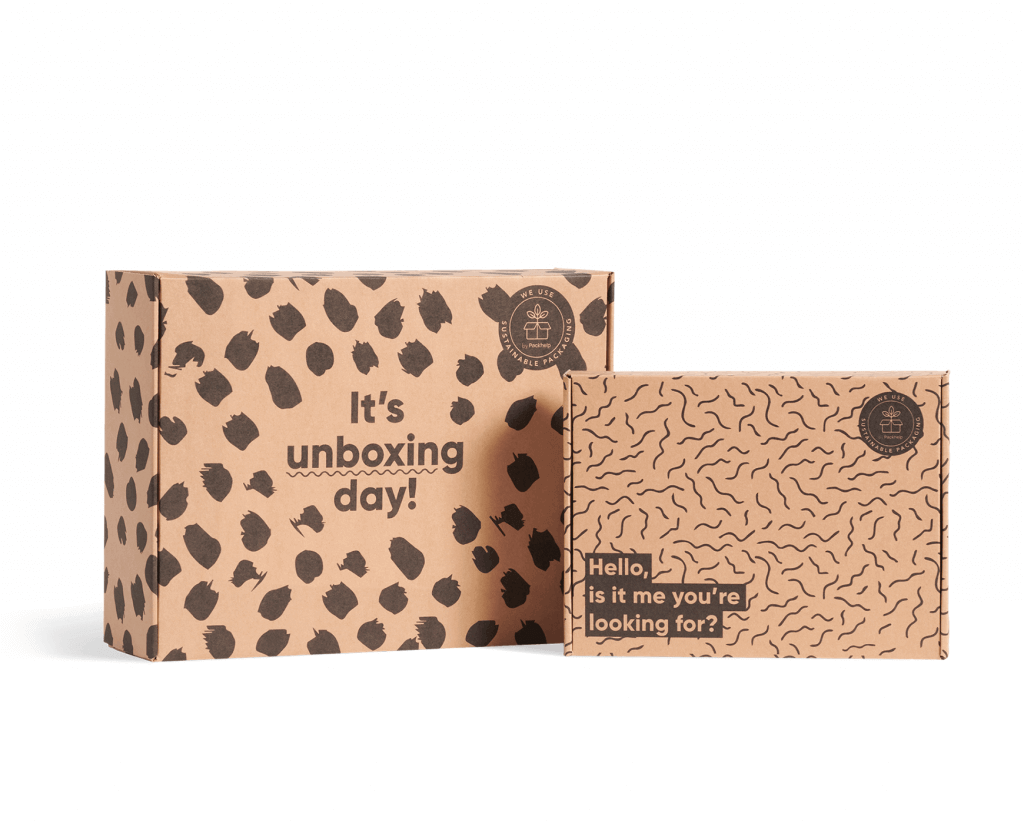 dos cajas postales con estampado negro y logo sostenible