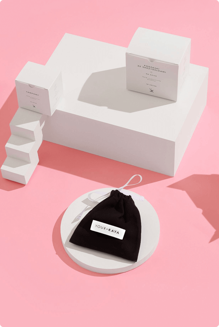 dos cajas para productos y un saquito de tela negro