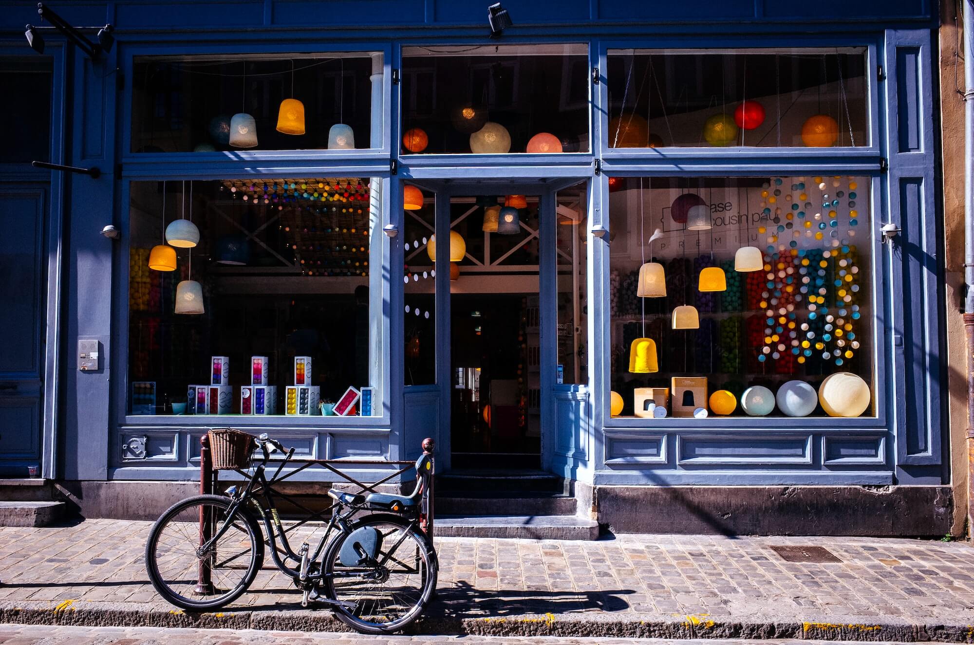Vitrine de boutique lampes et guirlandes