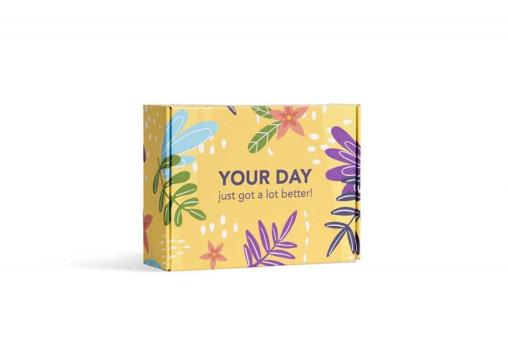 una caja postal amarilla con estampados florales