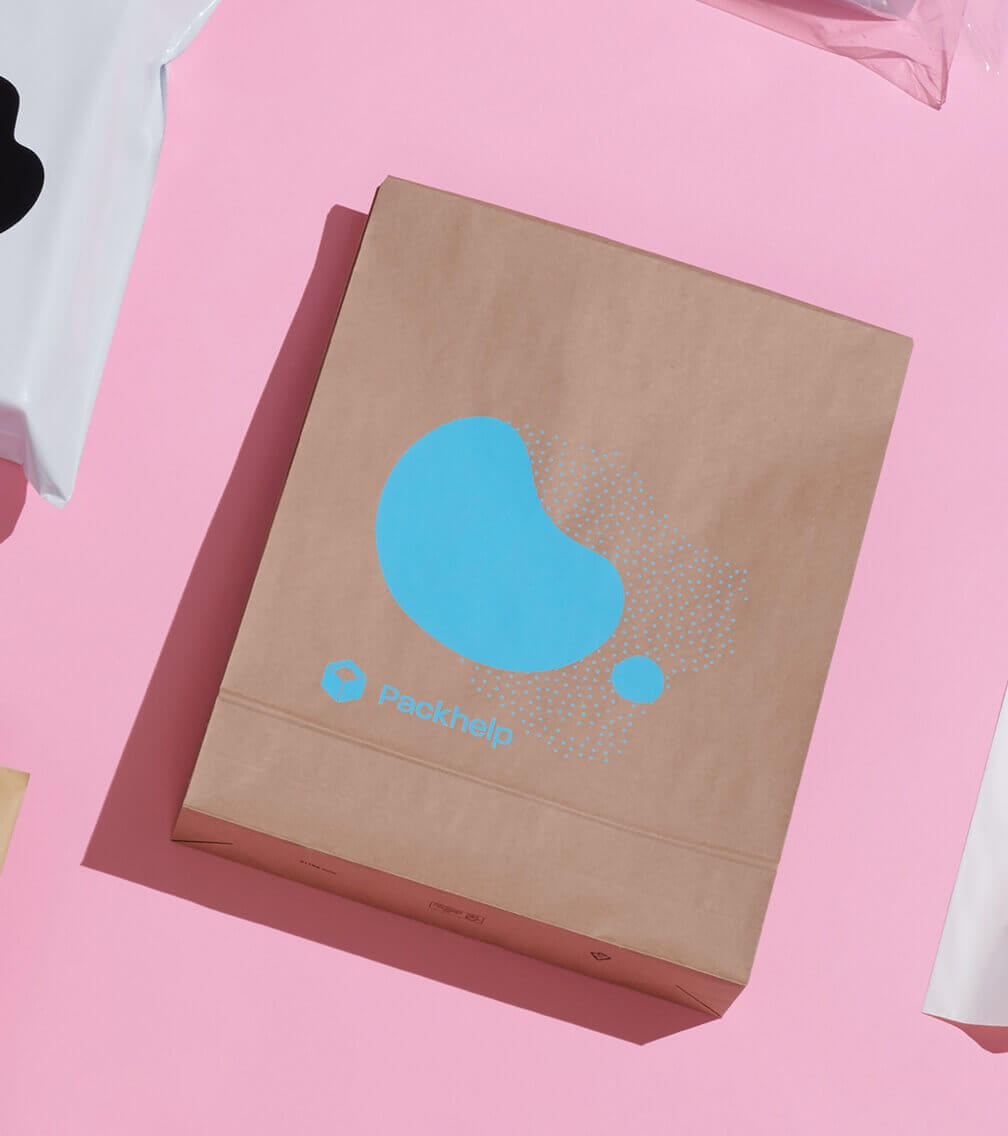 sobre kraft con diseño impreso en azul