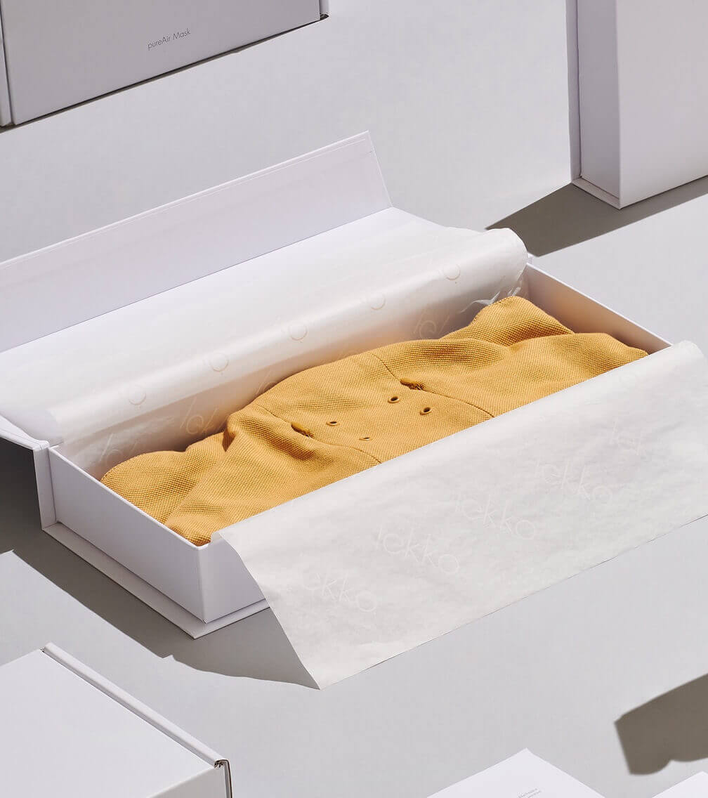 Weiße Magnetbox mit Packpapier für Kleidung