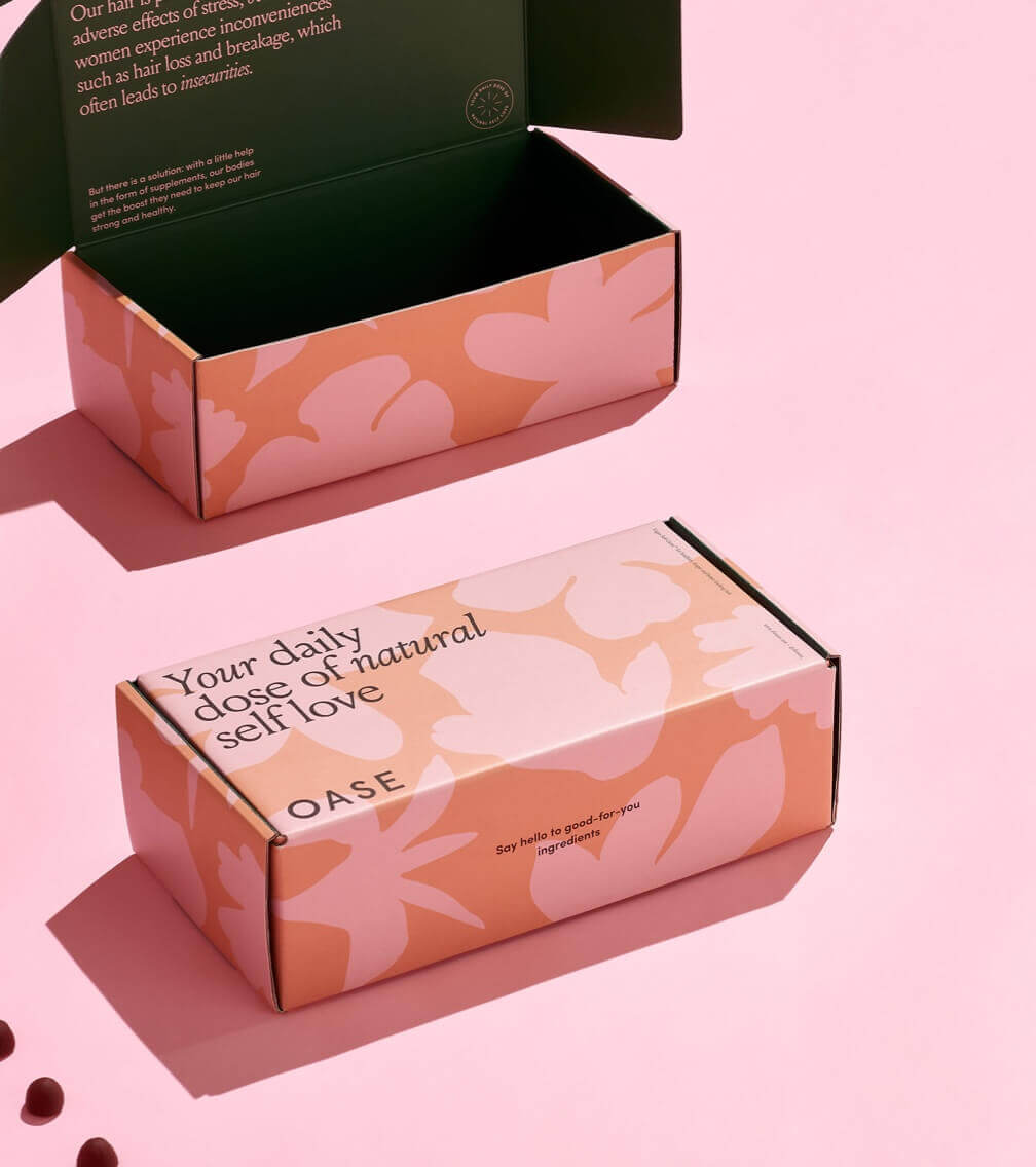 Rosa Versandbox mit schwarzer Innenseite und Slogan