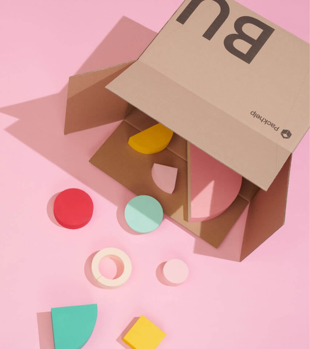caja para envíos con diversos artículos en su interior