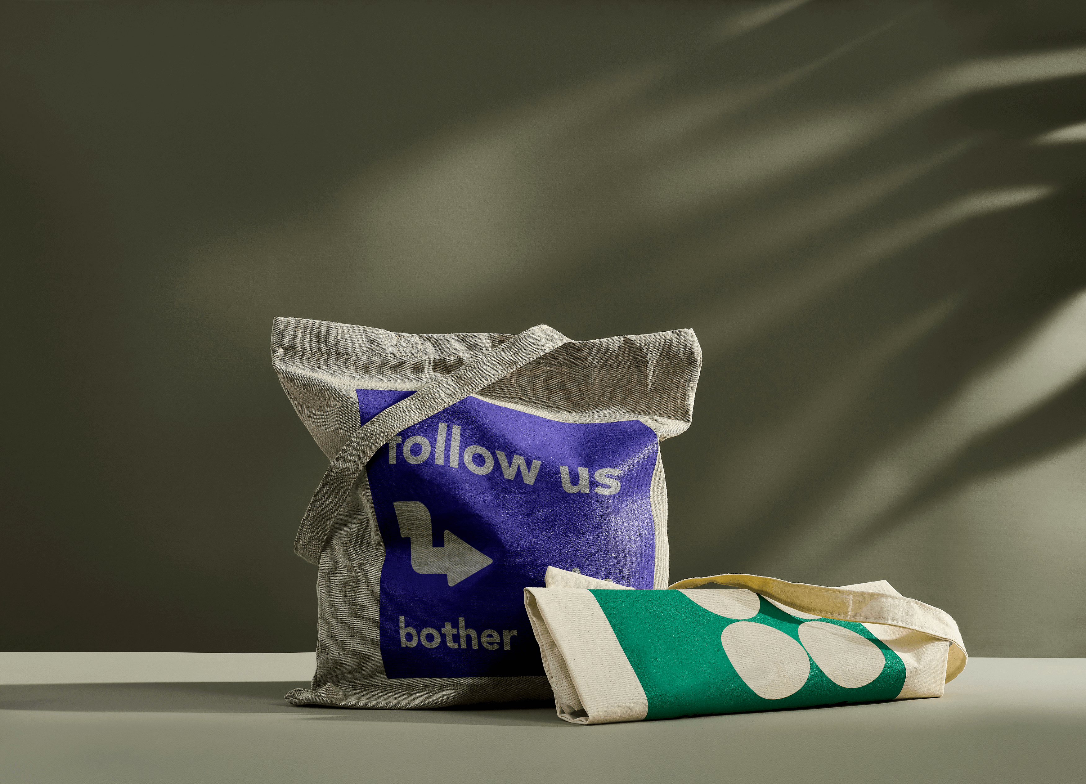 Lichtgrijze en lichtbeige tote bags met prints