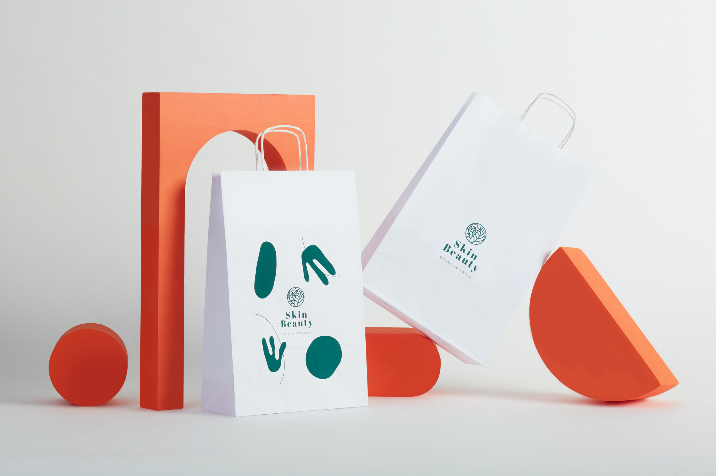 Dos bolsas de papel blanco con un logotipo verde