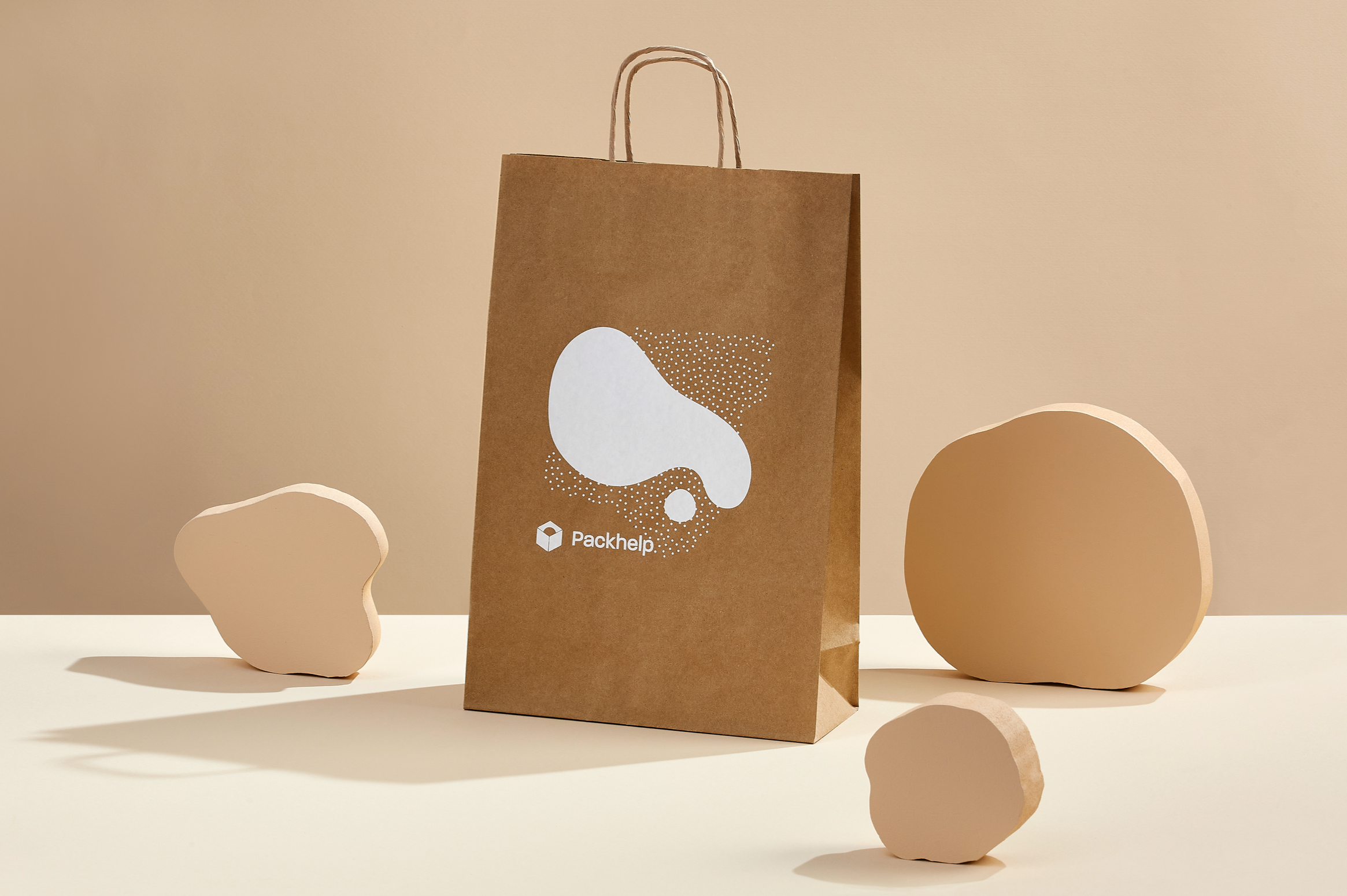 Una bolsa de papel kraft con logotipo blanco