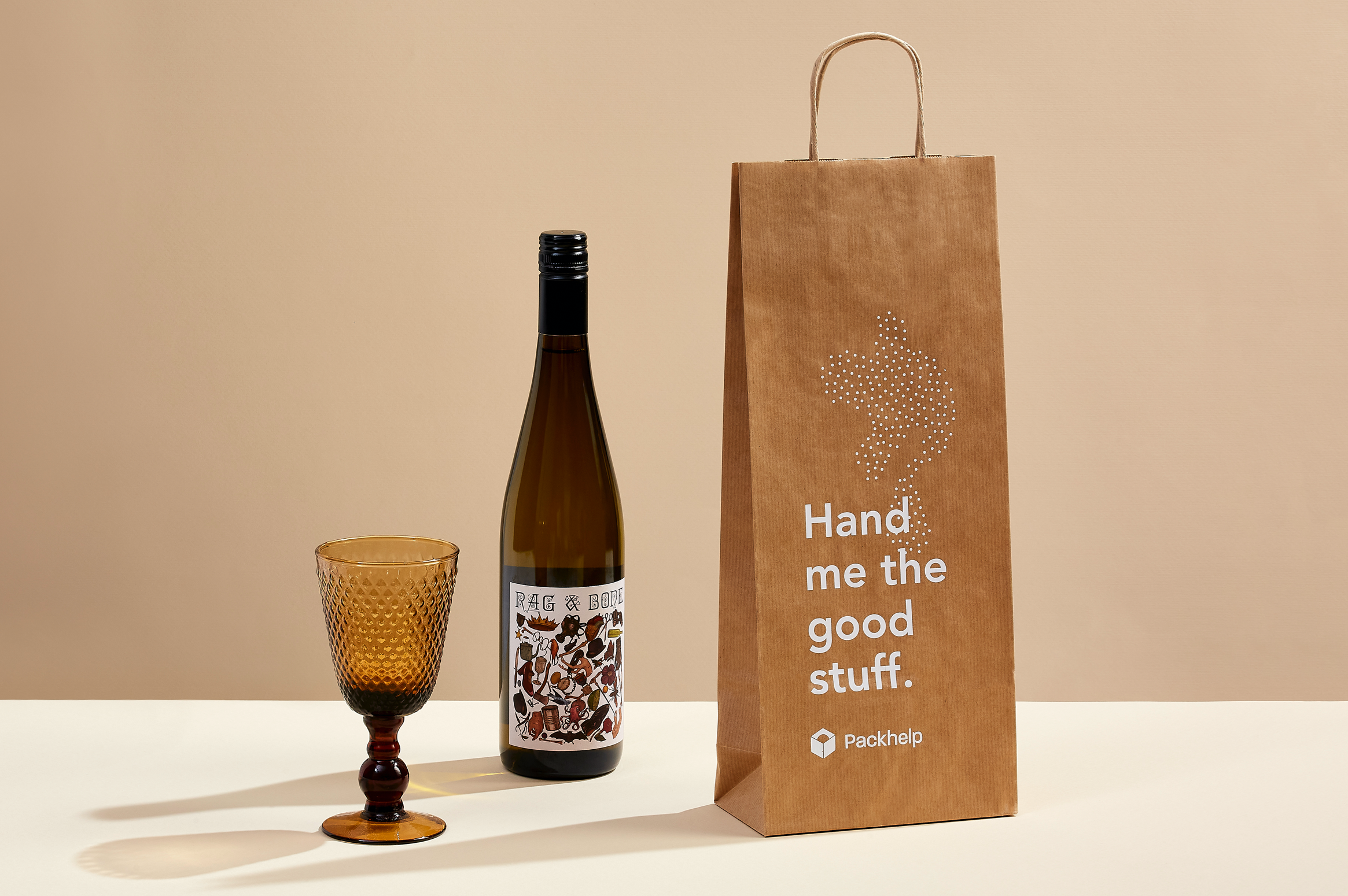Una bolsa de papel kraft junto a una botella