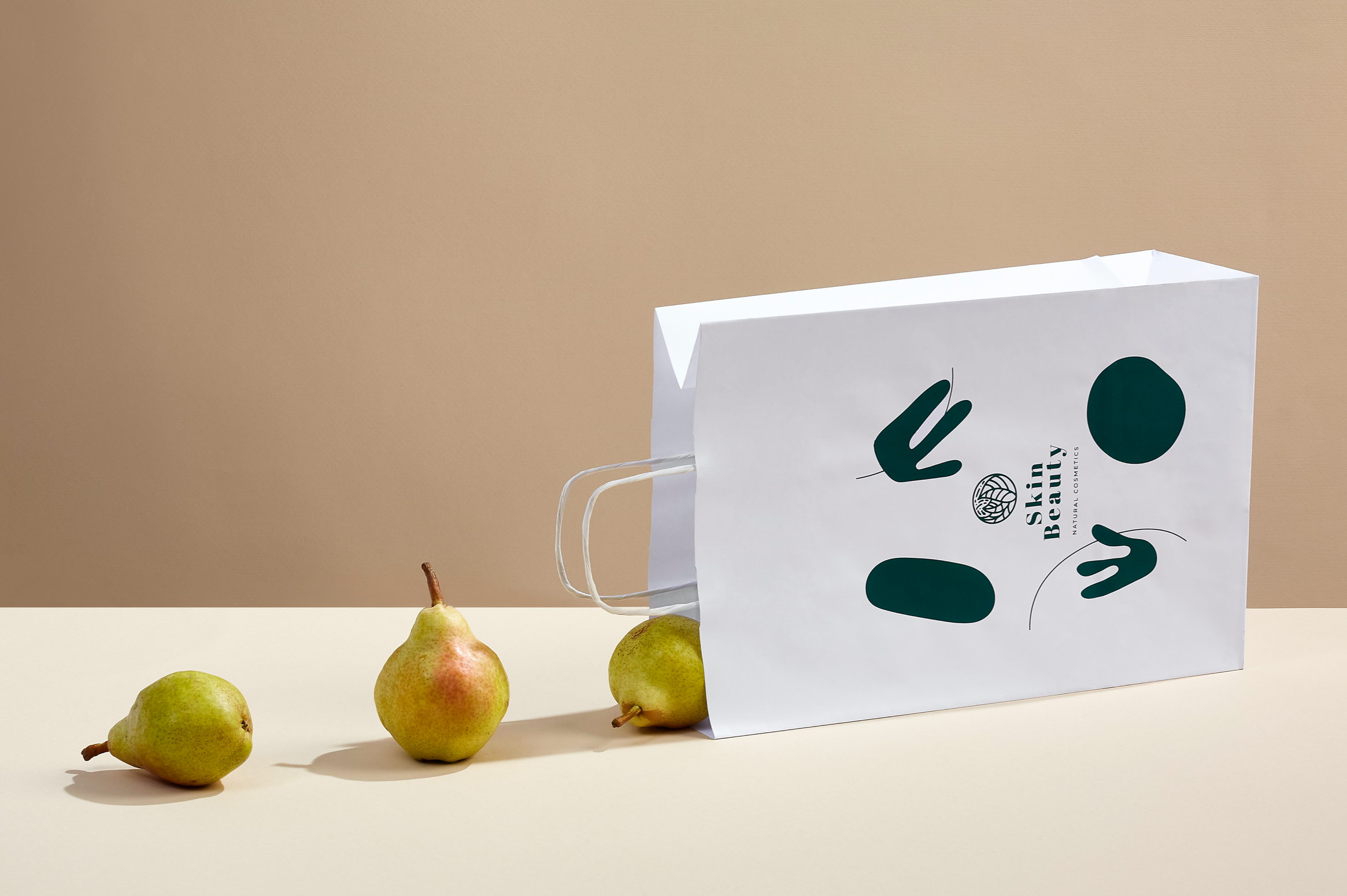 una bolsa de papel que contiene fruta