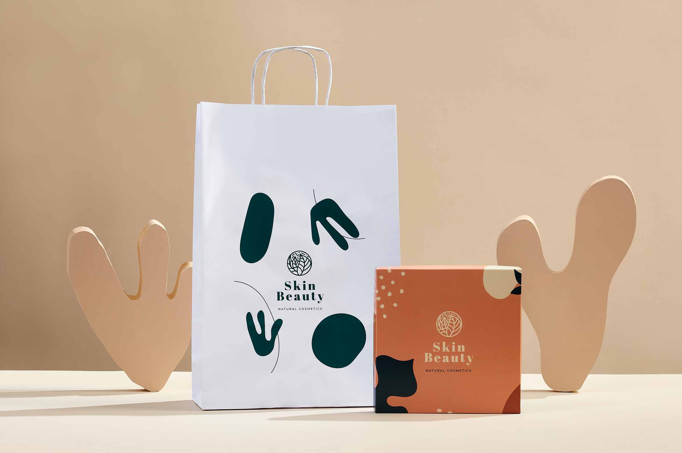 Dos bolsas de papel con logo y colores personalizados