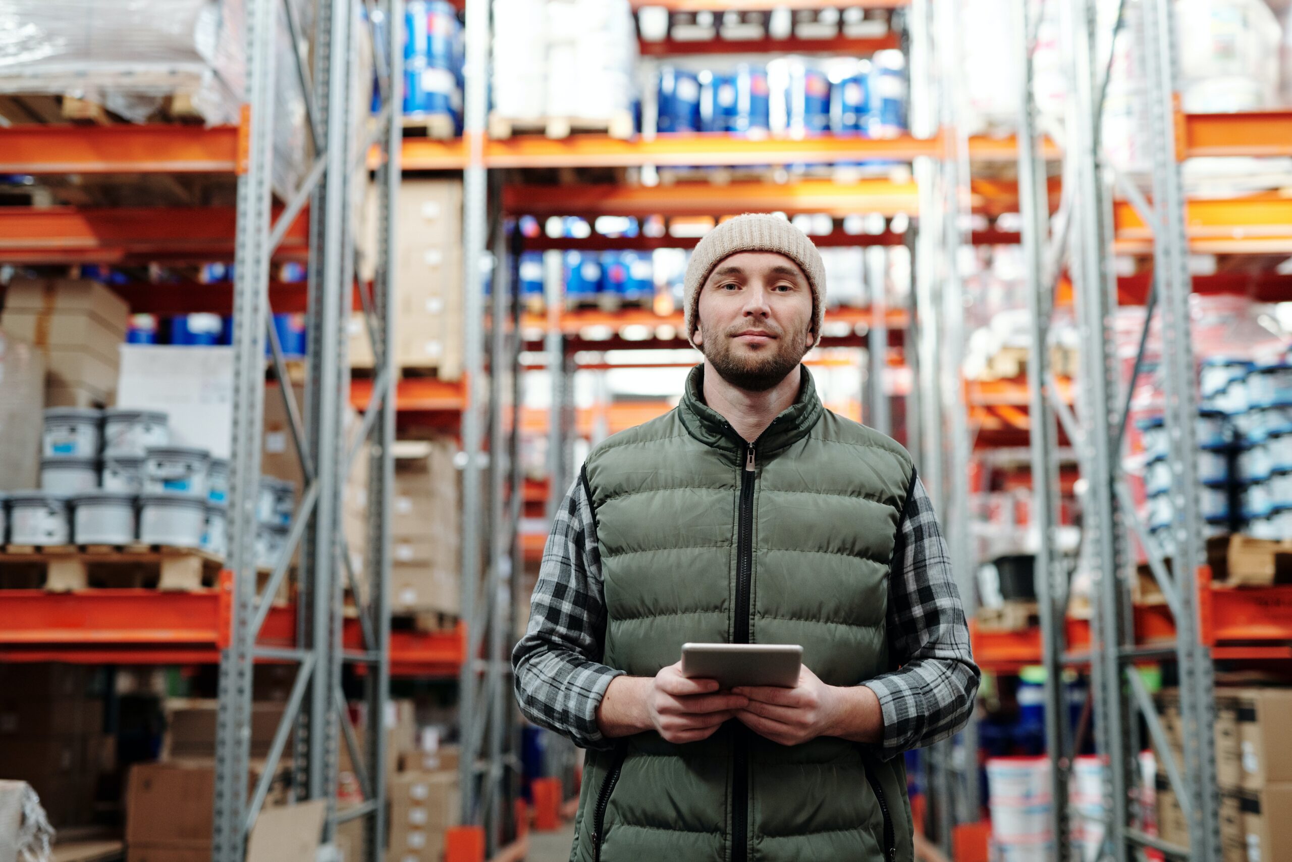 uomo in un magazzino per operazioni di logistica
