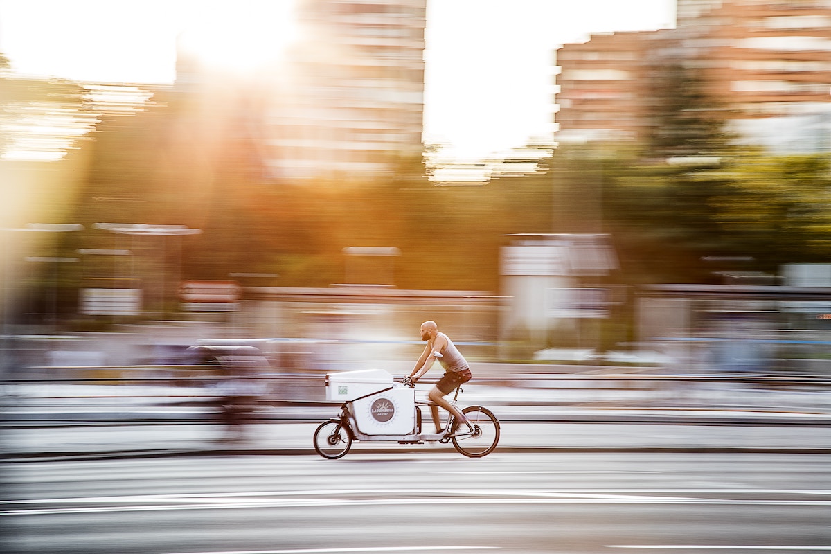 Livreur à vélo cargo électrique