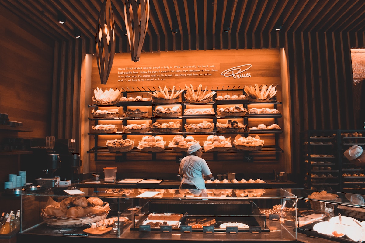 Pains dans les étagères et rayons d'une boulangerie