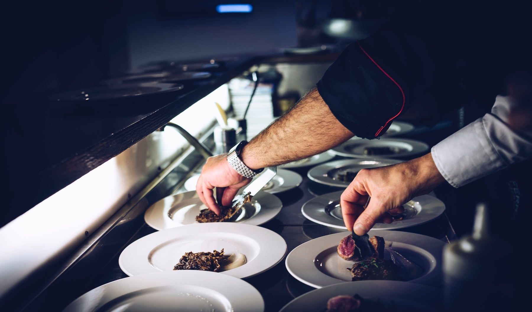 Personne qui prépare des assiettes dans un restaurant